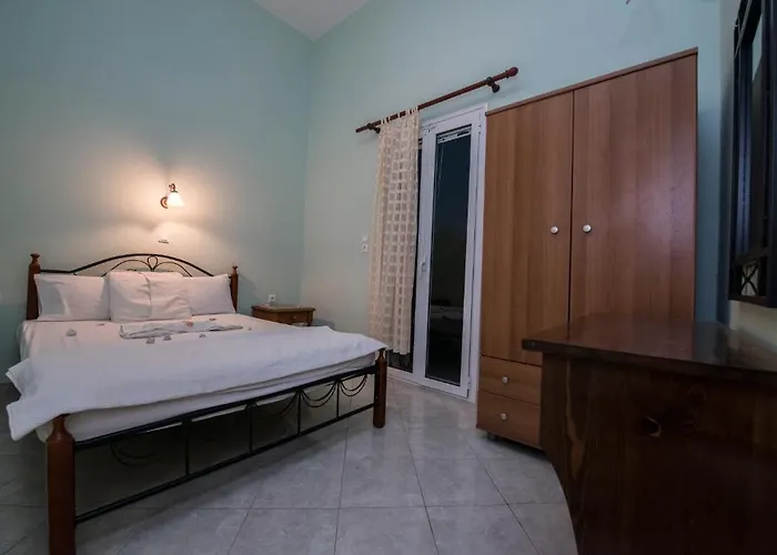 Sophi's L & Agia Anna (Naxos)